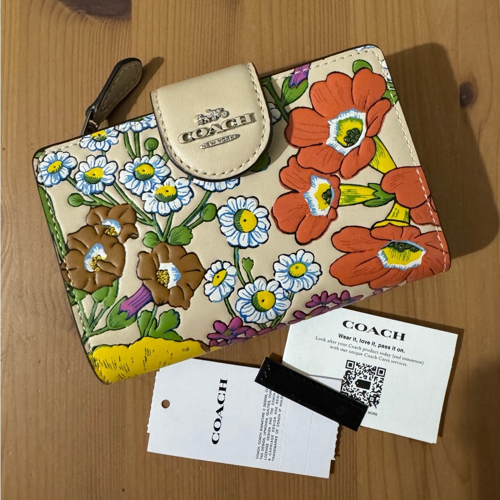 🌸 Coach Medium Corner Zip Wallet With Floral Print